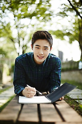 포토 JPG 주간 남자 엎드리기 대학생 대학생라이프 한명 미소 상반신 20대 성인 야외 앞모습 캐주얼 청춘 정원 한국인 대학교 스프링노트 성인남자한명만 국내포토 자연요소 1 학생 라이프스타일 옷 뷰포인트 컨셉 학교 모션 표정 사람 동양인 청년 공책 남자한명만 성인남자만 파일형식