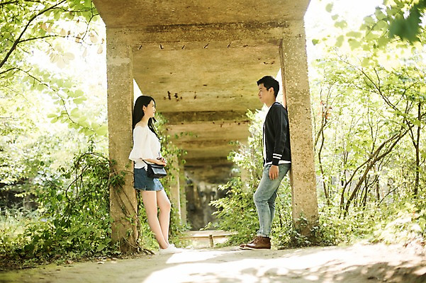 포토 JPG 주간 전신 커플 여자 남자 대학생 대학생라이프 서기 20대 성인 야외 두명 옆모습 캐주얼 청춘 마주보기 기댐 한국인 캠퍼스커플 다리밑 성인만 국내포토 자연요소 학생 라이프스타일 옷 뷰포인트 컨셉 관계 모션 사람 동양인 청년 다리_건축물 아래 파일형식