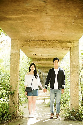 포토 JPG 주간 전신 커플 여자 남자 대학생 대학생라이프 서기 20대 성인 야외 두명 앞모습 캐주얼 청춘 손잡기 다정 한국인 캠퍼스커플 다리밑 성인만 국내포토 자연요소 학생 라이프스타일 옷 뷰포인트 컨셉 관계 모션 사람 동양인 청년 다리_건축물 아래 파일형식