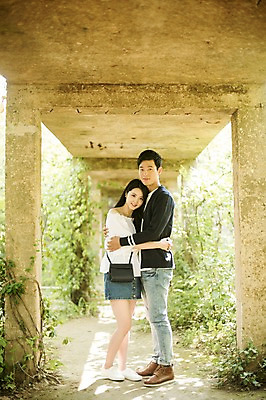 포토 JPG 주간 전신 커플 여자 남자 대학생 포옹 대학생라이프 서기 20대 성인 야외 두명 옆모습 캐주얼 청춘 다정 한국인 캠퍼스커플 다리밑 성인만 국내포토 자연요소 학생 라이프스타일 옷 뷰포인트 컨셉 관계 안기 모션 사람 동양인 청년 다리_건축물 아래 파일형식