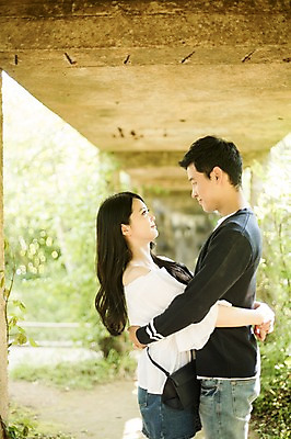 포토 JPG 주간 커플 여자 남자 대학생 포옹 대학생라이프 서기 상반신 20대 성인 야외 두명 옆모습 캐주얼 청춘 마주보기 다정 한국인 캠퍼스커플 다리밑 성인만 국내포토 자연요소 학생 라이프스타일 옷 뷰포인트 컨셉 관계 안기 모션 사람 동양인 청년 다리_건축물 아래 파일형식