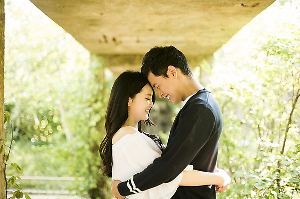 포토 JPG 주간 커플 여자 남자 대학생 포옹 대학생라이프 서기 상반신 20대 성인 야외 두명 옆모습 캐주얼 청춘 다정 한국인 캠퍼스커플 이마맞대기 다리밑 성인만 국내포토 자연요소 학생 라이프스타일 옷 뷰포인트 컨셉 관계 안기 모션 사람 동양인 청년 다리_건축물 아래 얼굴맞대기 파일형식