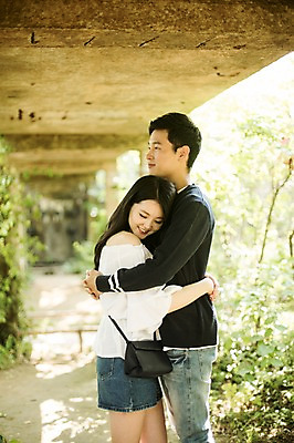 포토 JPG 주간 커플 여자 남자 대학생 포옹 대학생라이프 서기 상반신 20대 성인 야외 두명 옆모습 캐주얼 청춘 한국인 캠퍼스커플 다리밑 성인만 국내포토 자연요소 학생 라이프스타일 옷 뷰포인트 컨셉 관계 안기 모션 사람 동양인 청년 다리_건축물 아래 파일형식