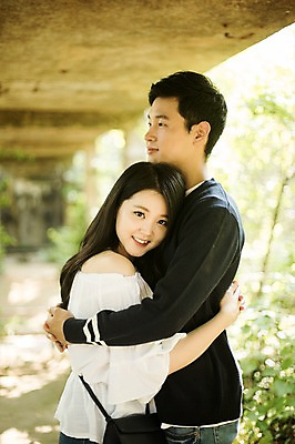 포토 JPG 주간 커플 여자 남자 대학생 포옹 대학생라이프 서기 상반신 20대 성인 야외 두명 옆모습 캐주얼 청춘 한국인 캠퍼스커플 다리밑 성인만 국내포토 자연요소 학생 라이프스타일 옷 뷰포인트 컨셉 관계 안기 모션 사람 동양인 청년 다리_건축물 아래 파일형식