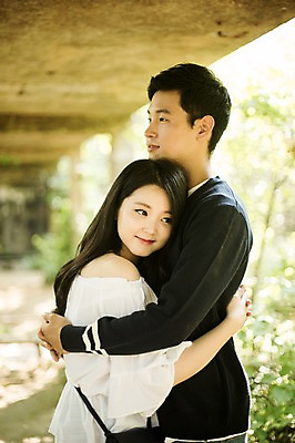 포토 JPG 주간 커플 여자 남자 대학생 포옹 대학생라이프 서기 상반신 20대 성인 야외 두명 옆모습 캐주얼 청춘 한국인 캠퍼스커플 다리밑 성인만 국내포토 자연요소 학생 라이프스타일 옷 뷰포인트 컨셉 관계 안기 모션 사람 동양인 청년 다리_건축물 아래 파일형식