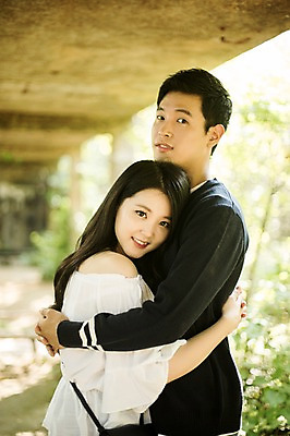 포토 JPG 주간 커플 여자 남자 대학생 포옹 대학생라이프 서기 상반신 20대 성인 야외 두명 옆모습 캐주얼 청춘 한국인 캠퍼스커플 다리밑 성인만 국내포토 자연요소 학생 라이프스타일 옷 뷰포인트 컨셉 관계 안기 모션 사람 동양인 청년 다리_건축물 아래 파일형식