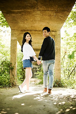 포토 JPG 주간 전신 커플 여자 남자 대학생 대학생라이프 20대 성인 야외 두명 뒷모습 캐주얼 청춘 걷기 손잡기 한국인 뒤돌아보기 캠퍼스커플 다리밑 성인만 국내포토 자연요소 학생 라이프스타일 옷 뷰포인트 컨셉 관계 모션 사람 동양인 청년 다리_건축물 아래 파일형식