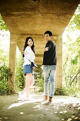 포토 JPG 주간 전신 커플 여자 남자 대학생 대학생라이프 20대 성인 야외 두명 뒷모습 캐주얼 청춘 걷기 한국인 뒤돌아보기 캠퍼스커플 손뻗기 다리밑 성인만 국내포토 자연요소 학생 라이프스타일 옷 뷰포인트 컨셉 관계 모션 사람 동양인 청년 다리_건축물 아래 파일형식