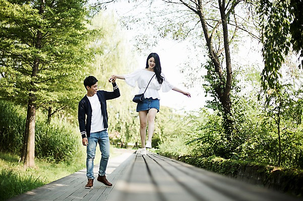 포토 JPG 주간 전신 커플 공원 여자 남자 대학생 대학생라이프 20대 성인 야외 두명 앞모습 캐주얼 청춘 걷기 손잡기 한국인 캠퍼스커플 중심잡기 성인만 국내포토 자연요소 학생 라이프스타일 옷 공공시설 뷰포인트 컨셉 관계 모션 사람 동양인 청년 파일형식