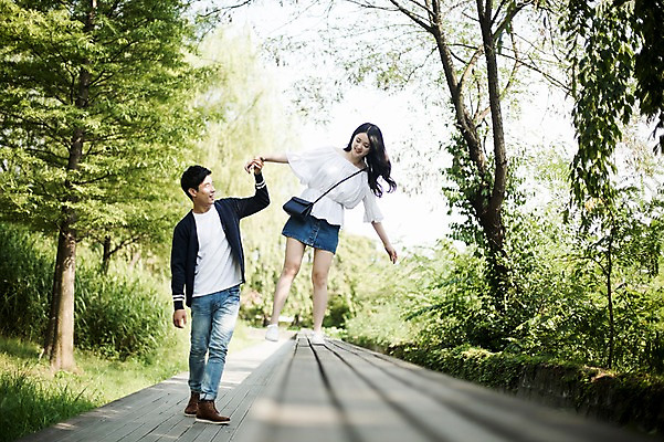 포토 JPG 주간 전신 커플 공원 여자 남자 대학생 대학생라이프 20대 성인 야외 두명 앞모습 캐주얼 청춘 걷기 손잡기 한국인 캠퍼스커플 중심잡기 성인만 국내포토 자연요소 학생 라이프스타일 옷 공공시설 뷰포인트 컨셉 관계 모션 사람 동양인 청년 파일형식