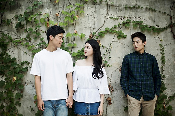 포토 JPG 주간 응시 여자 남자 대학생 서기 상반신 20대 성인 야외 앞모습 캐주얼 세명 친구 담장 청춘 손잡기 캠퍼스라이프 우정 한국인 삼각관계 성인만 국내포토 자연요소 학생 라이프스타일 시선 옷 뷰포인트 컨셉 관계 모션 사람 동양인 청년 파일형식