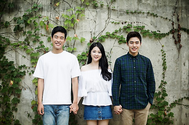 포토 JPG 주간 여자 남자 대학생 서기 미소 상반신 20대 성인 야외 앞모습 캐주얼 세명 친구 담장 청춘 손잡기 캠퍼스라이프 우정 한국인 성인만 국내포토 자연요소 학생 라이프스타일 옷 뷰포인트 컨셉 관계 모션 표정 사람 동양인 청년 파일형식