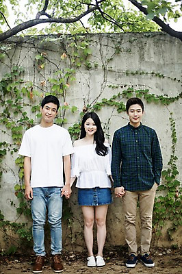 포토 JPG 주간 전신 여자 남자 대학생 서기 미소 20대 성인 야외 앞모습 캐주얼 세명 친구 담장 청춘 손잡기 캠퍼스라이프 우정 한국인 성인만 국내포토 자연요소 학생 라이프스타일 옷 뷰포인트 컨셉 관계 모션 표정 사람 동양인 청년 파일형식