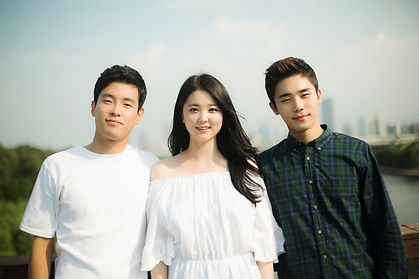 포토 JPG 주간 여자 남자 대학생 서기 미소 상반신 20대 성인 야외 앞모습 캐주얼 세명 친구 청춘 캠퍼스라이프 우정 한국인 성인만 국내포토 자연요소 학생 라이프스타일 옷 뷰포인트 컨셉 관계 모션 표정 사람 동양인 청년 파일형식