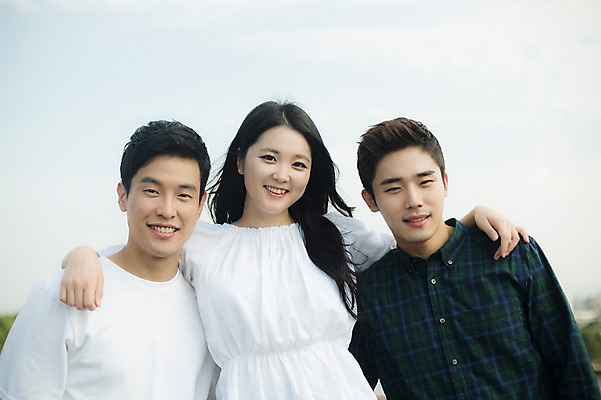 포토 JPG 주간 여자 남자 대학생 어깨동무 서기 미소 상반신 20대 성인 야외 앞모습 캐주얼 세명 친구 청춘 캠퍼스라이프 우정 한국인 성인만 국내포토 자연요소 학생 라이프스타일 옷 뷰포인트 포즈 컨셉 관계 모션 표정 사람 동양인 청년 파일형식