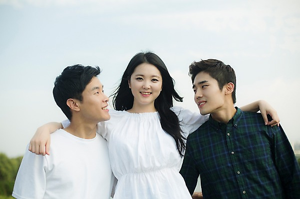 포토 JPG 주간 여자 남자 대학생 어깨동무 서기 미소 상반신 20대 성인 야외 앞모습 캐주얼 세명 친구 청춘 캠퍼스라이프 우정 한국인 성인만 국내포토 자연요소 학생 라이프스타일 옷 뷰포인트 포즈 컨셉 관계 모션 표정 사람 동양인 청년 파일형식