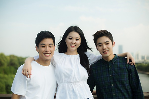 포토 JPG 주간 여자 남자 대학생 어깨동무 서기 미소 상반신 20대 성인 야외 앞모습 캐주얼 세명 친구 청춘 캠퍼스라이프 우정 한국인 성인만 국내포토 자연요소 학생 라이프스타일 옷 뷰포인트 포즈 컨셉 관계 모션 표정 사람 동양인 청년 파일형식