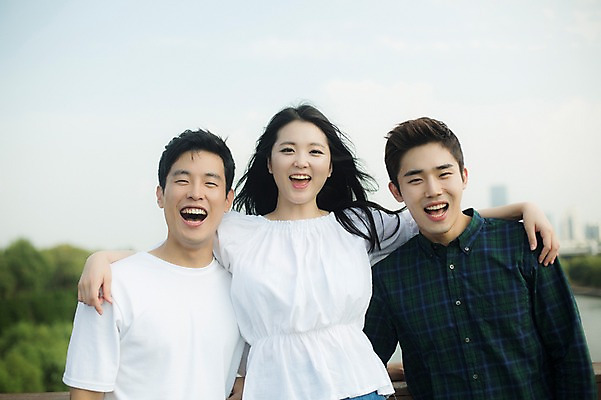 포토 JPG 주간 여자 남자 대학생 어깨동무 서기 미소 상반신 20대 성인 야외 앞모습 캐주얼 세명 친구 청춘 캠퍼스라이프 우정 한국인 성인만 국내포토 자연요소 학생 라이프스타일 옷 뷰포인트 포즈 컨셉 관계 모션 표정 사람 동양인 청년 파일형식