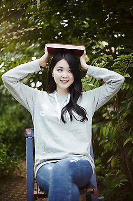 포토 JPG 주간 나무 여자 대학생 의자 장난 대학생라이프 한명 미소 들기 앉기 상반신 20대 성인 야외 앞모습 책 캐주얼 청춘 정원 한국인 다리꼬기 대학교 머리위 여대생 성인여자한명만 국내포토 자연요소 식물 1 학생 라이프스타일 옷 뷰포인트 가구 컨셉 학교 모션 표정 사람 동양인 청년 여자한명만 성인여자만 파일형식