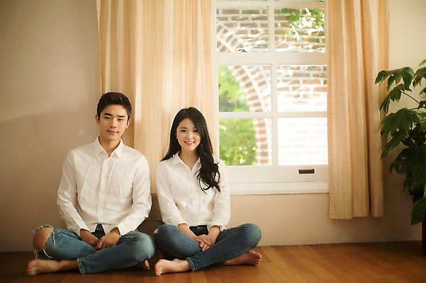 포토 JPG 전신 커플 여자 남자 대학생 대학생라이프 실내 앉기 20대 성인 두명 앞모습 캐주얼 청춘 다정 한국인 창가 캠퍼스커플 성인만 국내포토 학생 라이프스타일 옷 뷰포인트 컨셉 창문 관계 모션 사람 동양인 청년 내부 파일형식