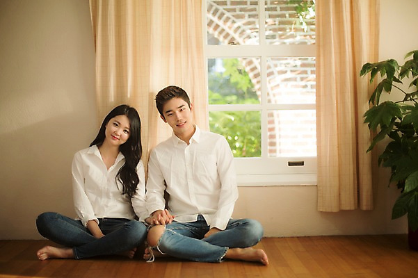 포토 JPG 전신 커플 여자 남자 대학생 대학생라이프 실내 앉기 20대 성인 두명 앞모습 캐주얼 청춘 다정 한국인 창가 캠퍼스커플 성인만 국내포토 학생 라이프스타일 옷 뷰포인트 컨셉 창문 관계 모션 사람 동양인 청년 내부 파일형식