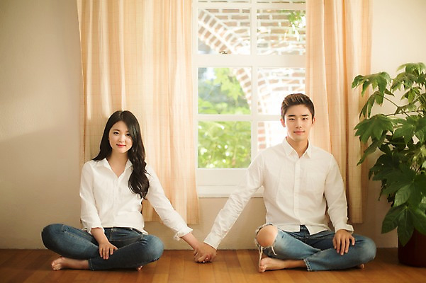 포토 JPG 전신 커플 여자 남자 대학생 대학생라이프 실내 앉기 20대 성인 두명 앞모습 캐주얼 청춘 손잡기 다정 한국인 창가 캠퍼스커플 성인만 국내포토 학생 라이프스타일 옷 뷰포인트 컨셉 창문 관계 모션 사람 동양인 청년 내부 파일형식