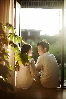 포토 JPG 커플 여자 남자 대학생 대학생라이프 실내 앉기 상반신 20대 성인 두명 뒷모습 캐주얼 청춘 문 다정 한국인 캠퍼스커플 성인만 국내포토 학생 라이프스타일 옷 뷰포인트 컨셉 관계 모션 사람 동양인 청년 내부 파일형식