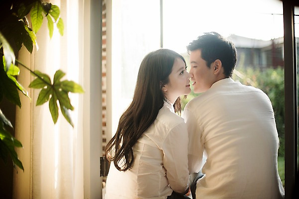 포토 JPG 커플 여자 남자 대학생 대학생라이프 실내 앉기 상반신 20대 성인 두명 뒷모습 캐주얼 청춘 문 다정 한국인 캠퍼스커플 성인만 국내포토 학생 라이프스타일 옷 뷰포인트 컨셉 관계 모션 사람 동양인 청년 내부 파일형식