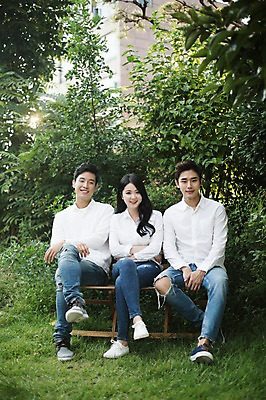 포토 JPG 주간 전신 나무 여자 남자 대학생 벤치 미소 앉기 잔디 20대 성인 야외 앞모습 캐주얼 세명 친구 청춘 캠퍼스라이프 우정 한국인 다리꼬기 성인만 국내포토 자연요소 식물 학생 라이프스타일 옷 뷰포인트 컨셉 의자 관계 모션 표정 사람 동양인 청년 파일형식