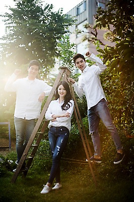 포토 JPG 주간 전신 여자 남자 대학생 사다리 서기 미소 20대 성인 야외 앞모습 캐주얼 세명 친구 청춘 햇빛 캠퍼스라이프 파이팅 우정 한국인 대학교 성인만 국내포토 자연요소 학생 라이프스타일 옷 뷰포인트 컨셉 학교 관계 모션 표정 사람 동양인 청년 빛 도구 파일형식
