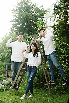 포토 JPG 주간 전신 여자 남자 대학생 사다리 서기 미소 20대 성인 야외 앞모습 캐주얼 세명 친구 청춘 햇빛 캠퍼스라이프 파이팅 우정 한국인 대학교 성인만 국내포토 자연요소 학생 라이프스타일 옷 뷰포인트 컨셉 학교 관계 모션 표정 사람 동양인 청년 태양 도구 파일형식