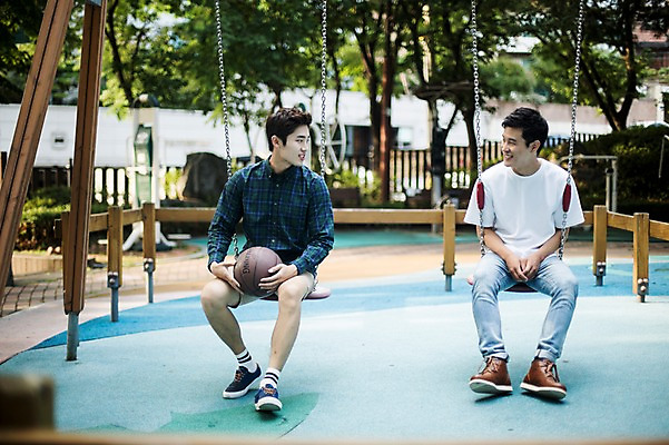 포토 JPG 주간 전신 남자 대학생 대학생라이프 농구공 대화 미소 들기 앉기 20대 성인 야외 두명 앞모습 캐주얼 친구 청춘 우정 한국인 놀이터 그네 성인남자만 브로맨스 국내포토 자연요소 학생 라이프스타일 옷 뷰포인트 컨셉 공 관계 모션 놀이 농구 표정 말하기 사람 동양인 청년 남자만 성인만 파일형식