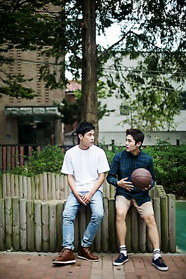 포토 JPG 주간 전신 남자 대학생 대학생라이프 농구공 대화 미소 들기 앉기 20대 성인 야외 두명 앞모습 캐주얼 친구 청춘 우정 한국인 놀이터 성인남자만 브로맨스 국내포토 자연요소 학생 라이프스타일 옷 뷰포인트 컨셉 공 관계 모션 놀이 농구 표정 말하기 사람 동양인 청년 남자만 성인만 파일형식