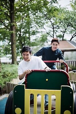 포토 JPG 주간 남자 대학생 장난 대학생라이프 미소 앉기 상반신 20대 성인 야외 두명 앞모습 캐주얼 친구 청춘 우정 한국인 놀이터 즐거움 성인남자만 브로맨스 국내포토 자연요소 학생 라이프스타일 옷 감정 뷰포인트 컨셉 관계 모션 놀이 표정 사람 동양인 청년 남자만 성인만 파일형식