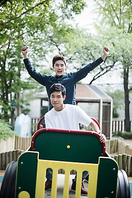 포토 JPG 주간 남자 대학생 장난 대학생라이프 미소 앉기 상반신 20대 성인 야외 두명 앞모습 캐주얼 친구 청춘 손들기 우정 한국인 놀이터 즐거움 성인남자만 브로맨스 국내포토 자연요소 학생 라이프스타일 옷 감정 뷰포인트 컨셉 관계 모션 놀이 표정 사람 동양인 청년 남자만 성인만 파일형식