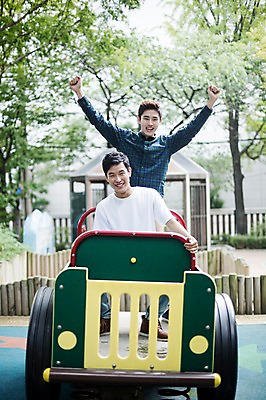 포토 JPG 주간 남자 대학생 장난 대학생라이프 미소 앉기 상반신 20대 성인 야외 두명 앞모습 캐주얼 친구 청춘 손들기 우정 한국인 놀이터 즐거움 성인남자만 브로맨스 국내포토 자연요소 학생 라이프스타일 옷 감정 뷰포인트 컨셉 관계 모션 놀이 표정 사람 동양인 청년 남자만 성인만 파일형식