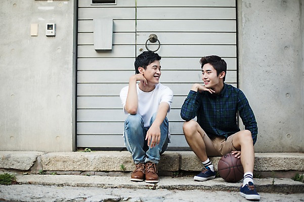 포토 JPG 주간 전신 응시 남자 대학생 대학생라이프 농구공 미소 앉기 20대 성인 야외 두명 앞모습 캐주얼 친구 청춘 턱괴기 우정 한국인 성인남자만 브로맨스 국내포토 자연요소 학생 라이프스타일 시선 옷 뷰포인트 컨셉 공 관계 모션 농구 표정 사람 동양인 청년 남자만 성인만 파일형식