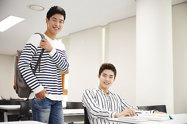 포토 JPG 남자 대학생 대학생라이프 교재 실내 대화 서기 상반신 20대 성인 두명 앞모습 캐주얼 청춘 한국인 강의실 성인남자만 국내포토 학생 라이프스타일 옷 교육 뷰포인트 컨셉 모션 말하기 사람 동양인 청년 내부 공간 남자만 성인만 파일형식