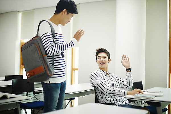 포토 JPG 남자 대학생 대학생라이프 교재 실내 대화 서기 상반신 20대 성인 두명 앞모습 캐주얼 청춘 한국인 강의실 손인사 성인남자만 국내포토 학생 라이프스타일 옷 교육 뷰포인트 컨셉 모션 말하기 사람 동양인 청년 내부 공간 인사 남자만 성인만 파일형식