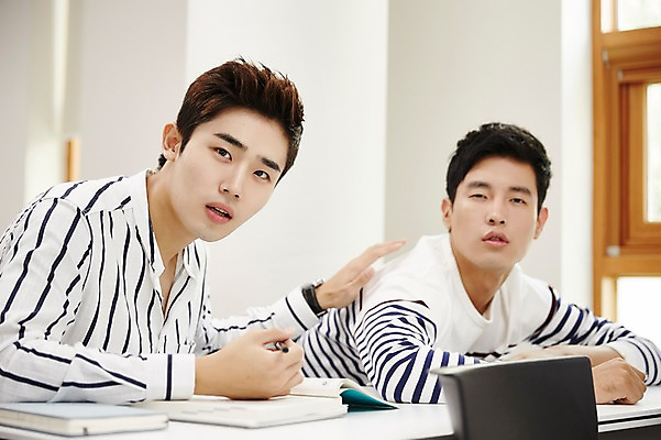 포토 JPG 남자 대학생 창문 대학생라이프 교재 실내 앉기 상반신 20대 성인 두명 앞모습 캐주얼 청춘 한국인 강의실 성인남자만 깨우기 국내포토 학생 라이프스타일 옷 교육 뷰포인트 컨셉 모션 사람 동양인 청년 내부 공간 남자만 성인만 파일형식