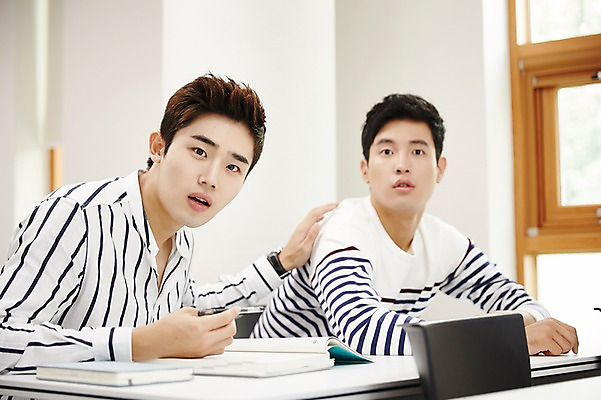 포토 JPG 남자 대학생 창문 대학생라이프 교재 실내 앉기 상반신 20대 성인 두명 앞모습 캐주얼 청춘 한국인 강의실 성인남자만 깨우기 국내포토 학생 라이프스타일 옷 교육 뷰포인트 컨셉 모션 사람 동양인 청년 내부 공간 남자만 성인만 파일형식