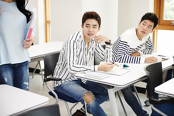 포토 JPG 여자 남자 대학생 대학생라이프 실내 서기 앉기 상반신 20대 성인 앞모습 캐주얼 세명 친구 청춘 한국인 엿보기 강의실 짝사랑 성인만 국내포토 학생 라이프스타일 옷 교육 뷰포인트 컨셉 관계 모션 사랑 사람 동양인 청년 내부 공간 파일형식