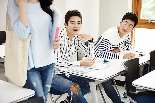 포토 JPG 여자 남자 대학생 대학생라이프 실내 서기 앉기 상반신 20대 성인 앞모습 캐주얼 세명 친구 청춘 한국인 엿보기 강의실 짝사랑 성인만 국내포토 학생 라이프스타일 옷 교육 뷰포인트 컨셉 관계 모션 사랑 사람 동양인 청년 내부 공간 파일형식