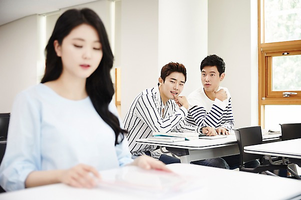 포토 JPG 여자 남자 대학생 대학생라이프 실내 앉기 상반신 20대 성인 앞모습 캐주얼 세명 친구 청춘 한국인 엿보기 강의실 짝사랑 성인만 국내포토 학생 라이프스타일 옷 교육 뷰포인트 컨셉 관계 모션 사랑 사람 동양인 청년 내부 공간 파일형식