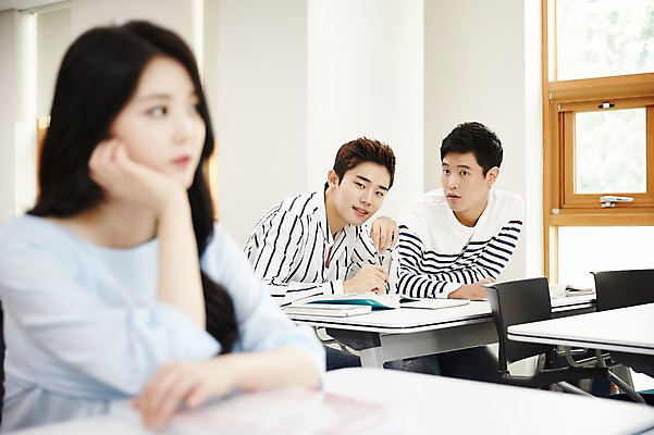 포토 JPG 여자 남자 대학생 대학생라이프 실내 앉기 상반신 20대 성인 앞모습 캐주얼 세명 친구 청춘 한국인 엿보기 강의실 짝사랑 성인만 국내포토 학생 라이프스타일 옷 교육 뷰포인트 컨셉 관계 모션 사랑 사람 동양인 청년 내부 공간 파일형식