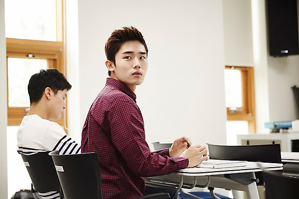 포토 JPG 남자 대학생 대학생라이프 실내 앉기 상반신 20대 성인 두명 뒷모습 캐주얼 청춘 한국인 뒤돌아보기 강의실 성인남자만 국내포토 학생 라이프스타일 옷 교육 뷰포인트 컨셉 모션 사람 동양인 청년 내부 공간 남자만 성인만 파일형식