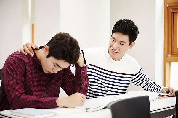 포토 JPG 남자 대학생 대학생라이프 교재 실내 앉기 상반신 20대 성인 두명 앞모습 캐주얼 청춘 한국인 강의실 고민 성인남자만 국내포토 학생 라이프스타일 옷 교육 감정 뷰포인트 컨셉 모션 사람 동양인 청년 내부 공간 남자만 성인만 파일형식