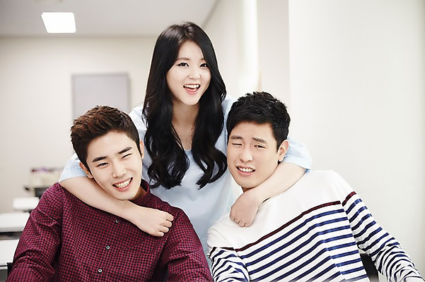 포토 JPG 여자 남자 대학생 어깨동무 대학생라이프 실내 서기 앉기 상반신 20대 성인 앞모습 캐주얼 세명 친구 청춘 한국인 강의실 성인만 국내포토 학생 라이프스타일 옷 교육 뷰포인트 포즈 컨셉 관계 모션 사람 동양인 청년 내부 공간 파일형식