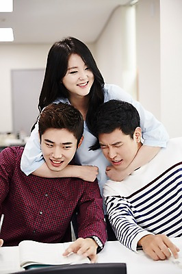 포토 JPG 여자 남자 대학생 어깨동무 대학생라이프 실내 서기 앉기 상반신 20대 성인 앞모습 캐주얼 세명 친구 청춘 한국인 강의실 성인만 국내포토 학생 라이프스타일 옷 교육 뷰포인트 포즈 컨셉 관계 모션 사람 동양인 청년 내부 공간 파일형식