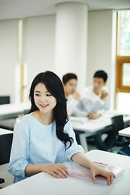 포토 JPG 여자 남자 대학생 대학생라이프 실내 미소 앉기 상반신 20대 성인 앞모습 캐주얼 세명 친구 청춘 한국인 엿보기 강의실 짝사랑 성인만 국내포토 학생 라이프스타일 옷 교육 뷰포인트 컨셉 관계 모션 표정 사랑 사람 동양인 청년 내부 공간 파일형식